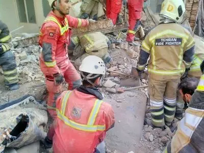 نجات 7 نفر در حادثه ریزش یک ساختمان مسکونی در مشهد