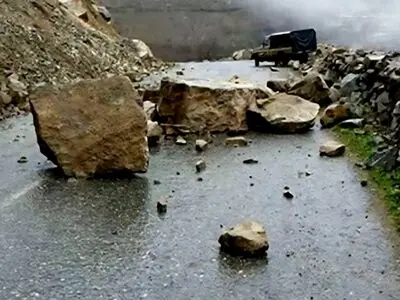 بارندگی در مازندران؛ ترافیک مقطعی و هشدار ریزش سنگ در محورهای کوهستانی