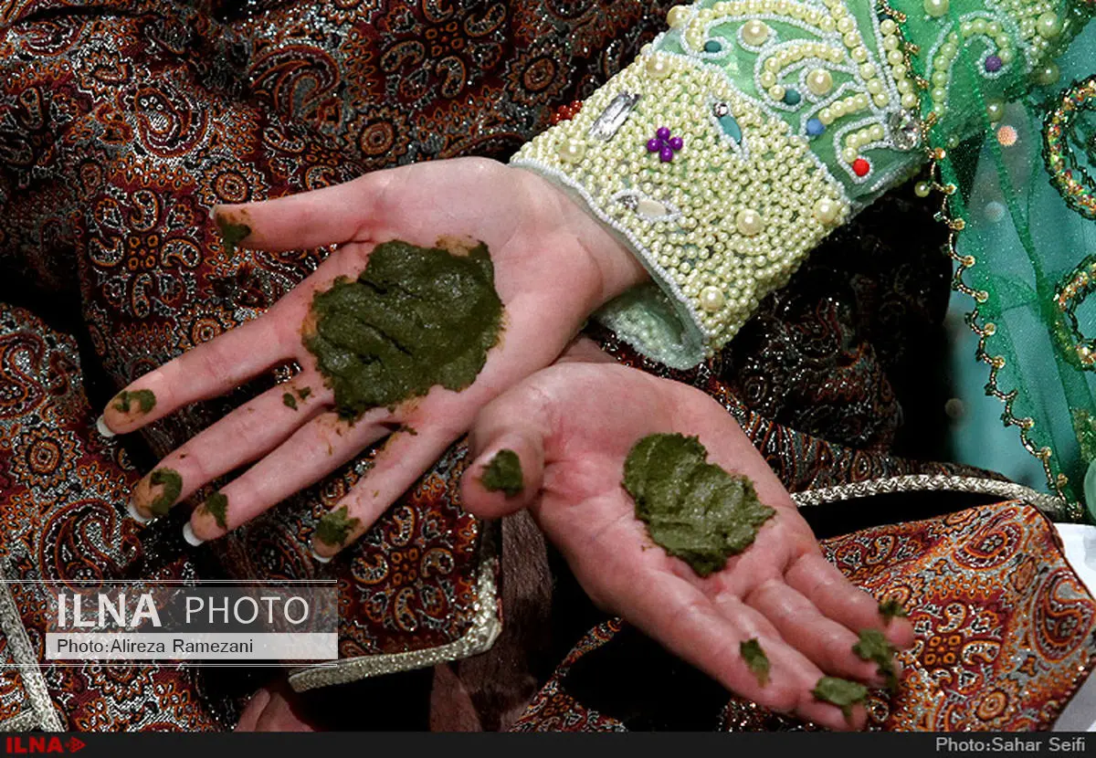 حنایی که میان رنگها بسته شد