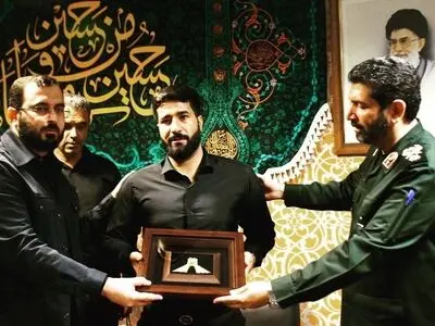 اعطای نشان آزادی ملت ایران به قهرمان شاهچراغ 
