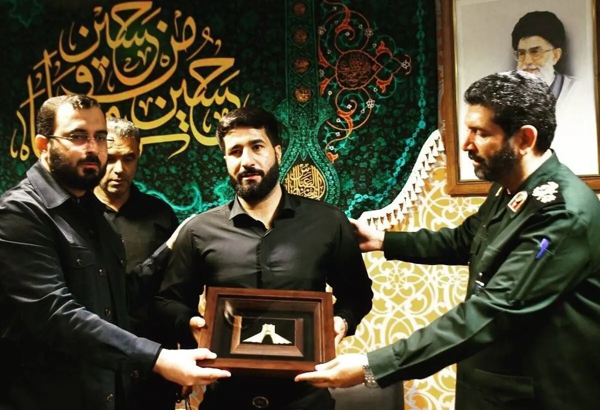 اعطای نشان آزادی ملت ایران به قهرمان شاهچراغ 