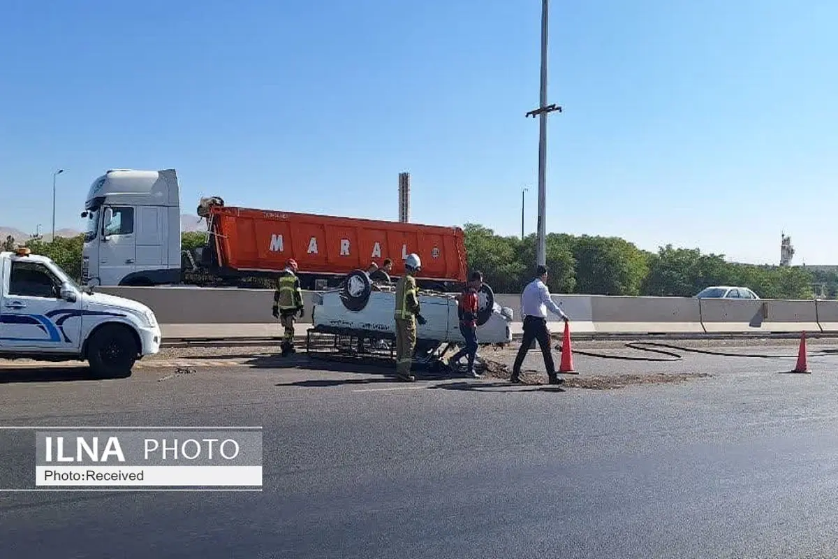 امدادرسانی آتش‌نشان قزوین به وانت‌بار واژگون شده در اتوبان