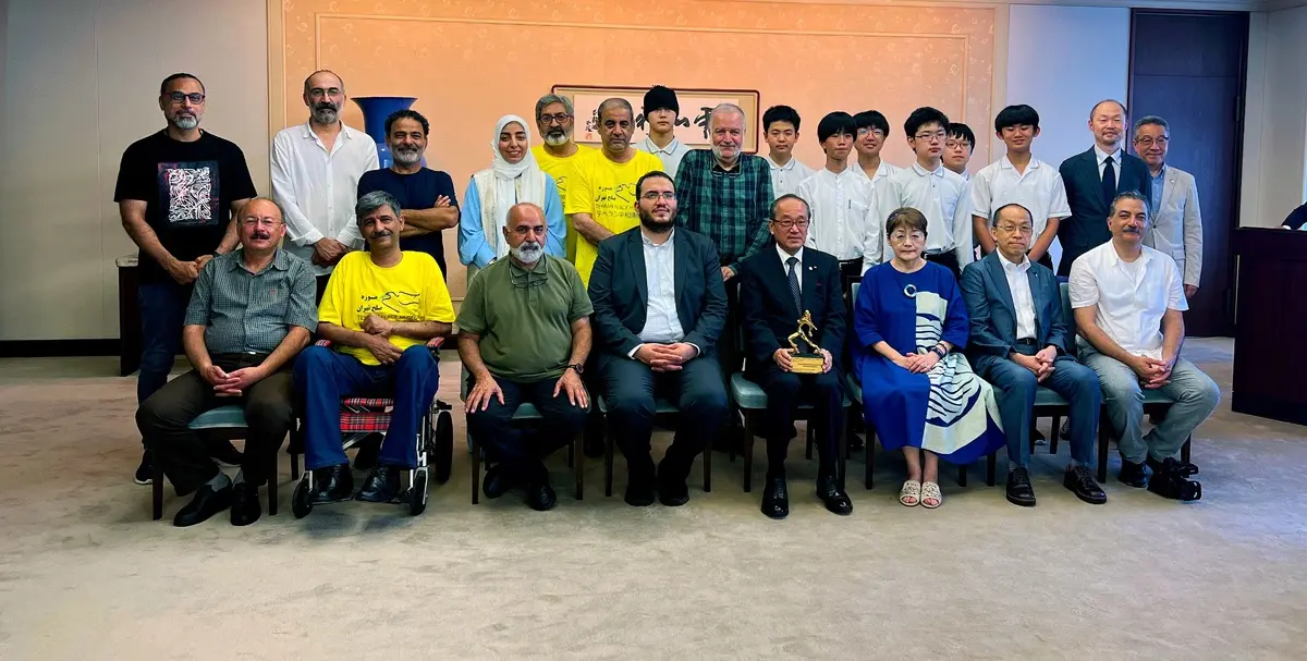 اهدای تندیس «قهرمان گمنام» شهید دریاقلی به شهردار هیروشیما   