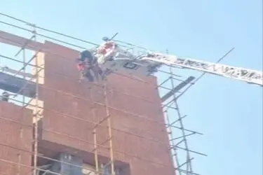 گرفتاری کارگر نماکار در ارتفاع ۱۵ متری داربست/ نجات با نردبان امداد