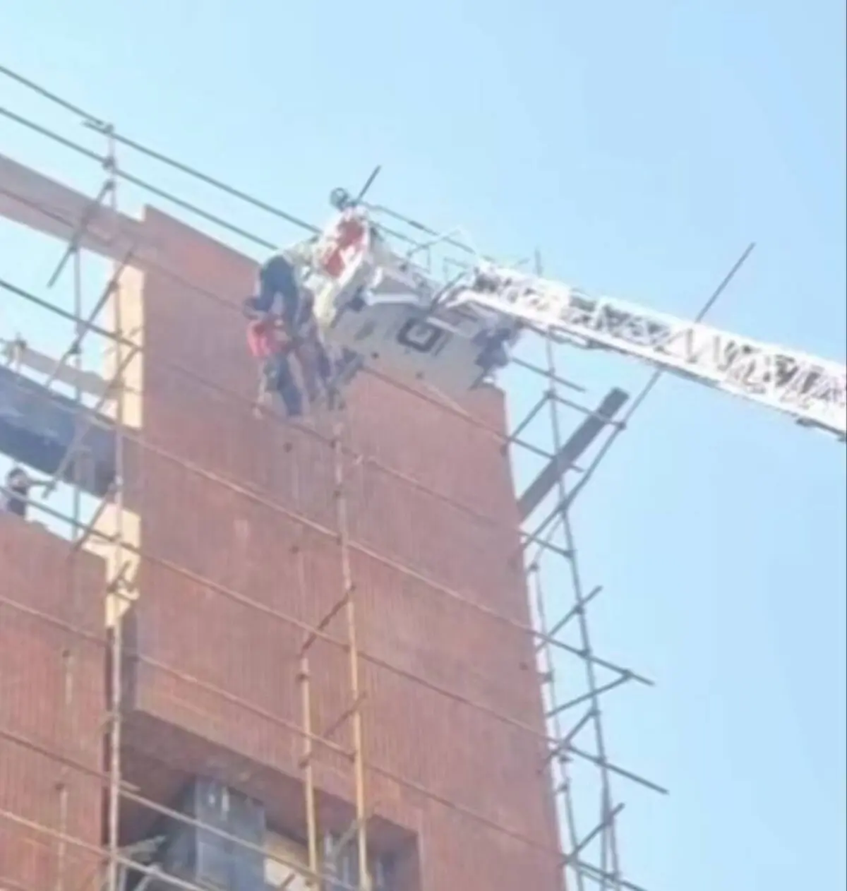 گرفتاری کارگر نماکار در ارتفاع ۱۵ متری داربست/ نجات با نردبان امداد