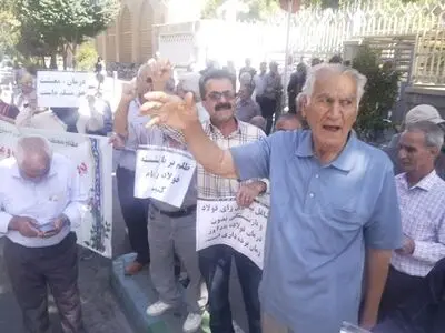اعتراض بازنشستگان فولاد اصفهان ادامه دارد