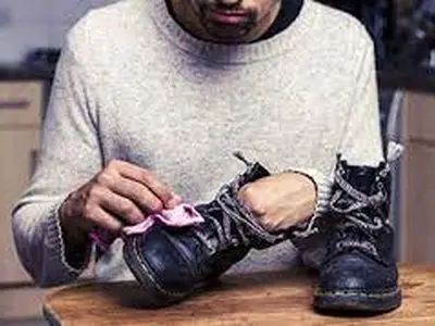 ۵ راه ساده برای رفع صدای جیر جیر کف کفش