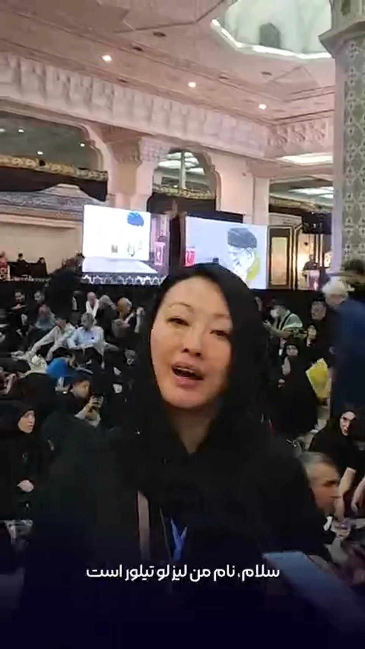 اظهار شگفتی عکاس مشهور استرالیایی از ارادت شهروندان و شاعران ایرانی به رهبر شهید انقلاب در مصلای امام خمینی + فیلم