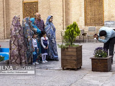 ورود به اماکن مذهبی یزد با چادرهای طراحی معماری سنتی یزد