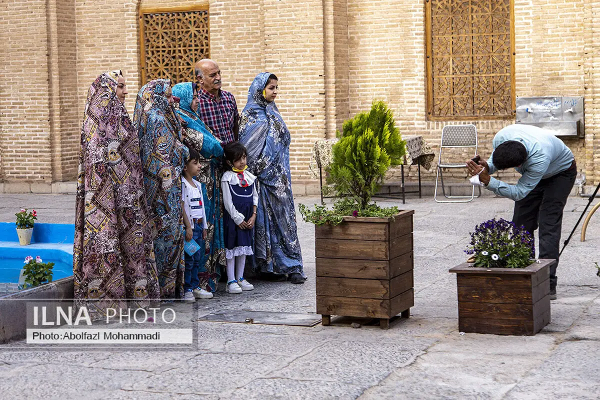 ورود به اماکن مذهبی یزد با چادرهای طراحی معماری سنتی یزد