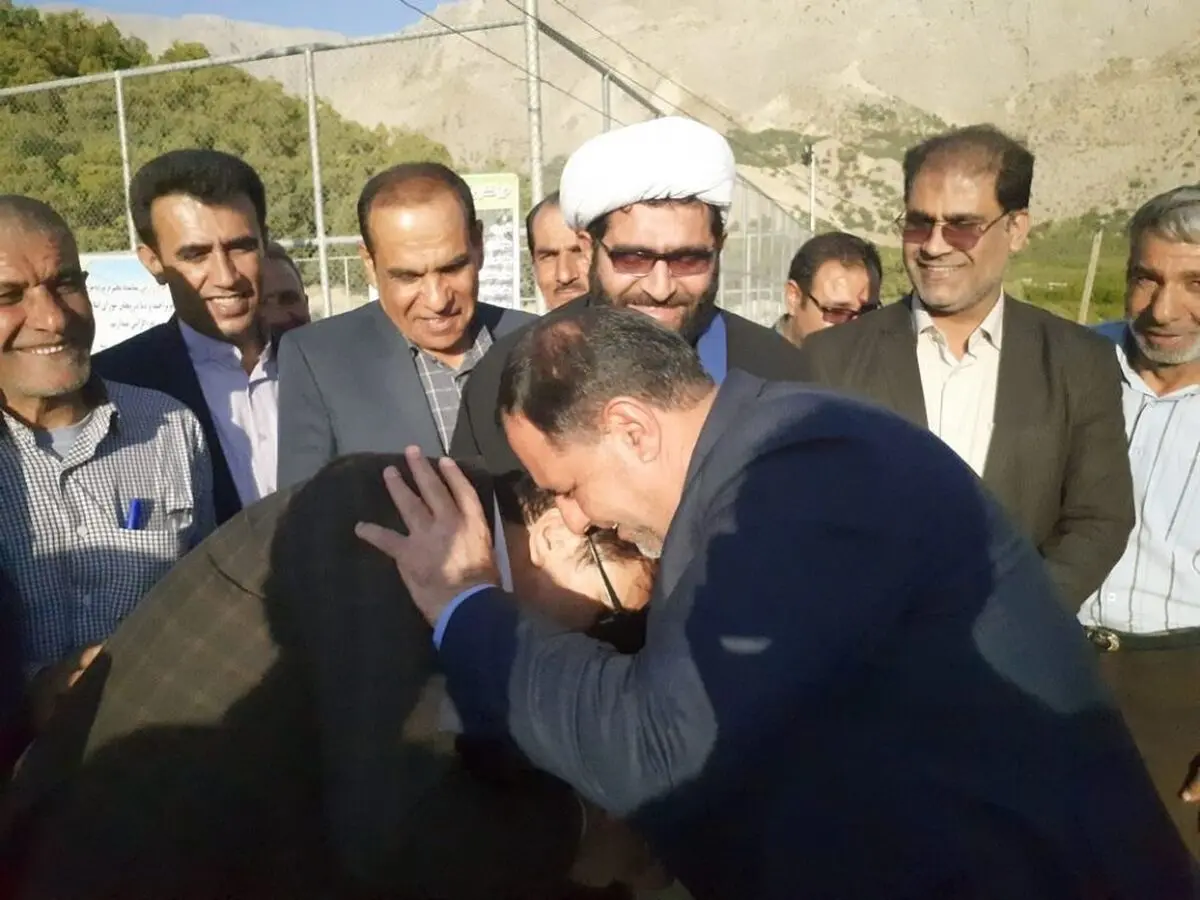 اتفاق عجیب در یک مراسم کلنگ‌زنی در کهگیلویه و بویر احمد / دست و پیشانی بوسی مسئولان استانی هنگام اجرای پروژه 
