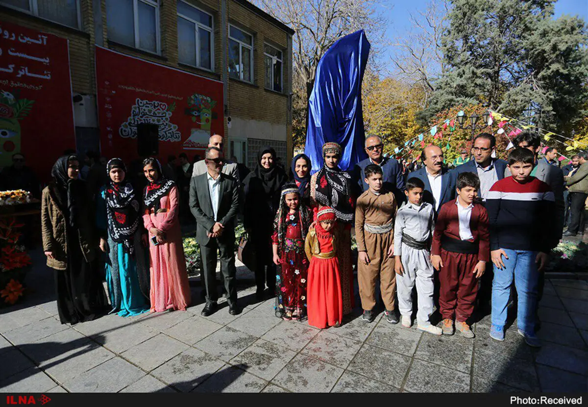 المان جشنواره تئاتر کودک و نوجوان در همدان رونمایی شد/حضور کودکان زلزله‌زده کرمانشاه در مراسم