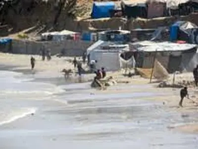 غرق شدن چادرهای آوارگان فلسطینی در اثر بارش و طغیان ساحل غزه + فیلم