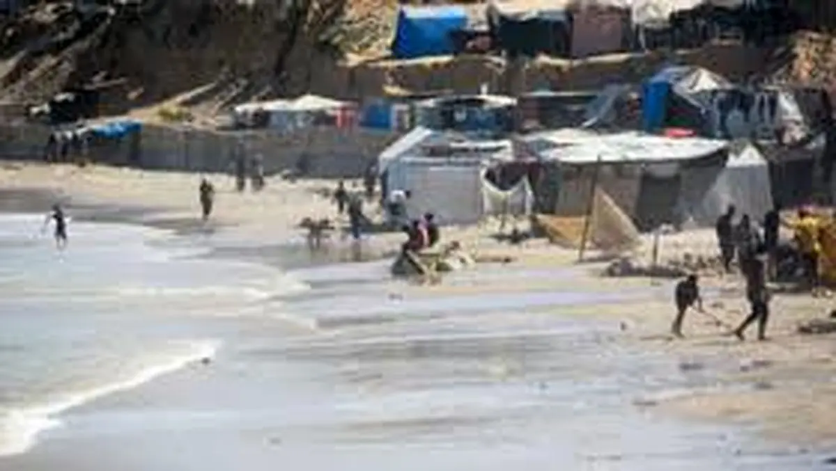 غرق شدن چادرهای آوارگان فلسطینی در اثر بارش و طغیان ساحل غزه + فیلم