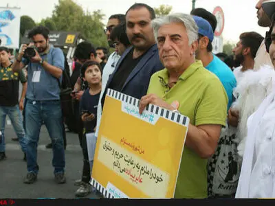 رضا کیانیان همراه با پویش «از خودمان شروع کنیم»+عکس