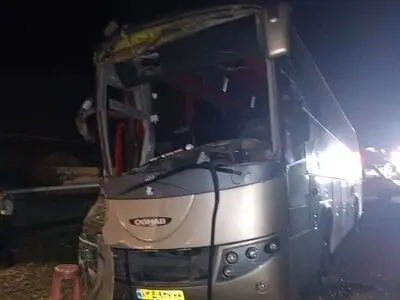 برخورد اتوبوس با تریلی در محور ایذه به دهدز ۱۲ نفر را مصدوم کرد