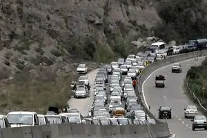یک‌طرفه شدن محور چالوس از مرزن‌آباد به سمت تهران از ساعت ۱۷/ ترافیک ۴ کیلومتری در مرزن‌آباد