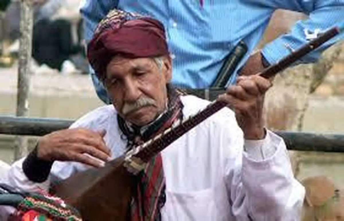 نصب کاشی ماندگار بر سر در منزل هنرمند خراسانی