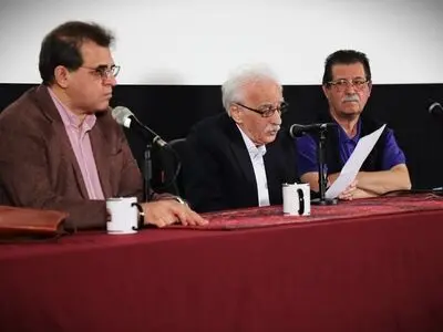 فاروقی به شیوه فرمالیستی مخاطب را با موضوع مواجه می‌کند
