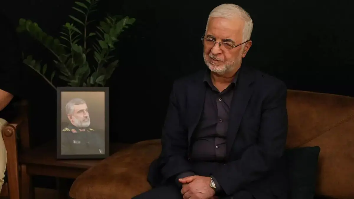 حضور وزیر کشور در منزل شهیدان حاجی‌زاده و کاظمی