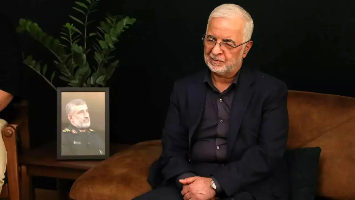 حضور وزیر کشور در منزل شهیدان حاجیزاده و کاظمی