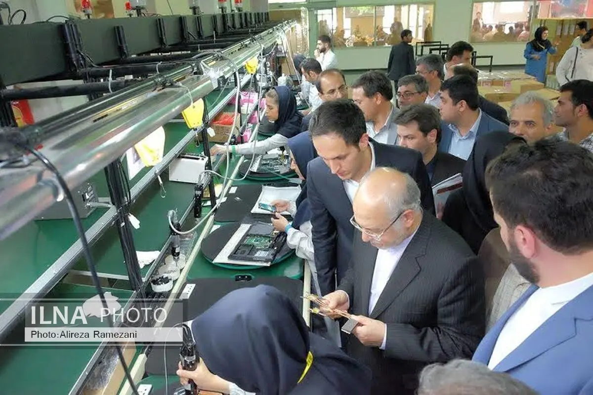 بازدید وزیر صنعت از مجتمع کامپیوترهای بدون کیس و لپ تاپ 