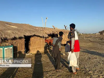  توزیع بسته‌های معیشتی و بهره‌برداری از پروژه آبرسانی روستای گورشون در استان سیستان و بلوچستان توسط هلال احمر