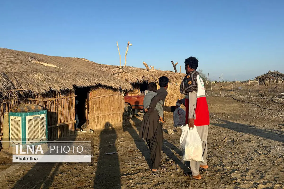  توزیع بسته‌های معیشتی و بهره‌برداری از پروژه آبرسانی روستای گورشون در استان سیستان و بلوچستان توسط هلال احمر