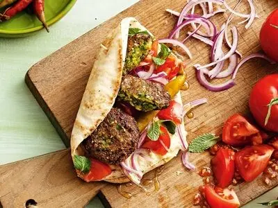 طرز تهیه ساندویچ فلافل با نان پیتا 