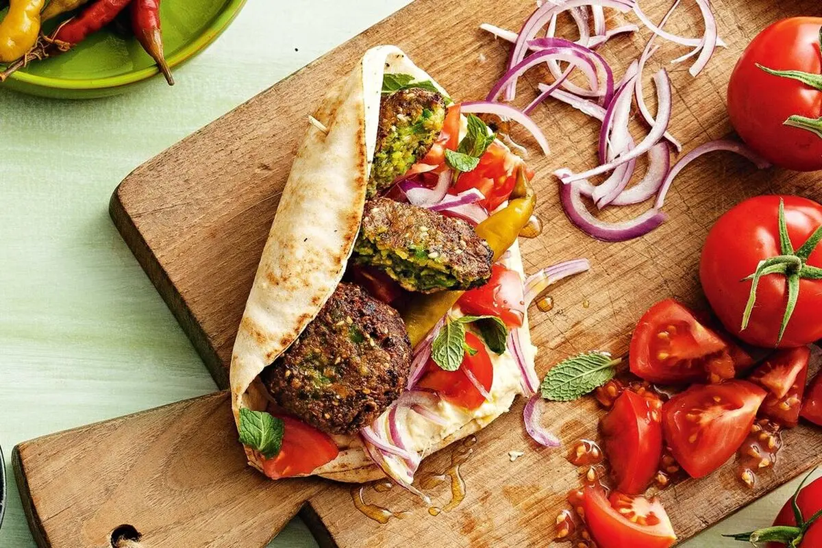 طرز تهیه ساندویچ فلافل با نان پیتا 