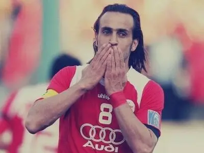 همه‌ی تقابل‌های جنجالی جادوگر با پرسپولیس در دوران بازیگری/ از درآوردن پیراهن تا درگیری با دهنوی