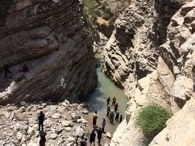 گرفتار شدن ۵ گردشگر در تنگه هلت مسیر آزاد راه خرم آباد- پل زال