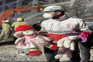 داستان عکس معروف در میان آوارها در محله رسالت تهران