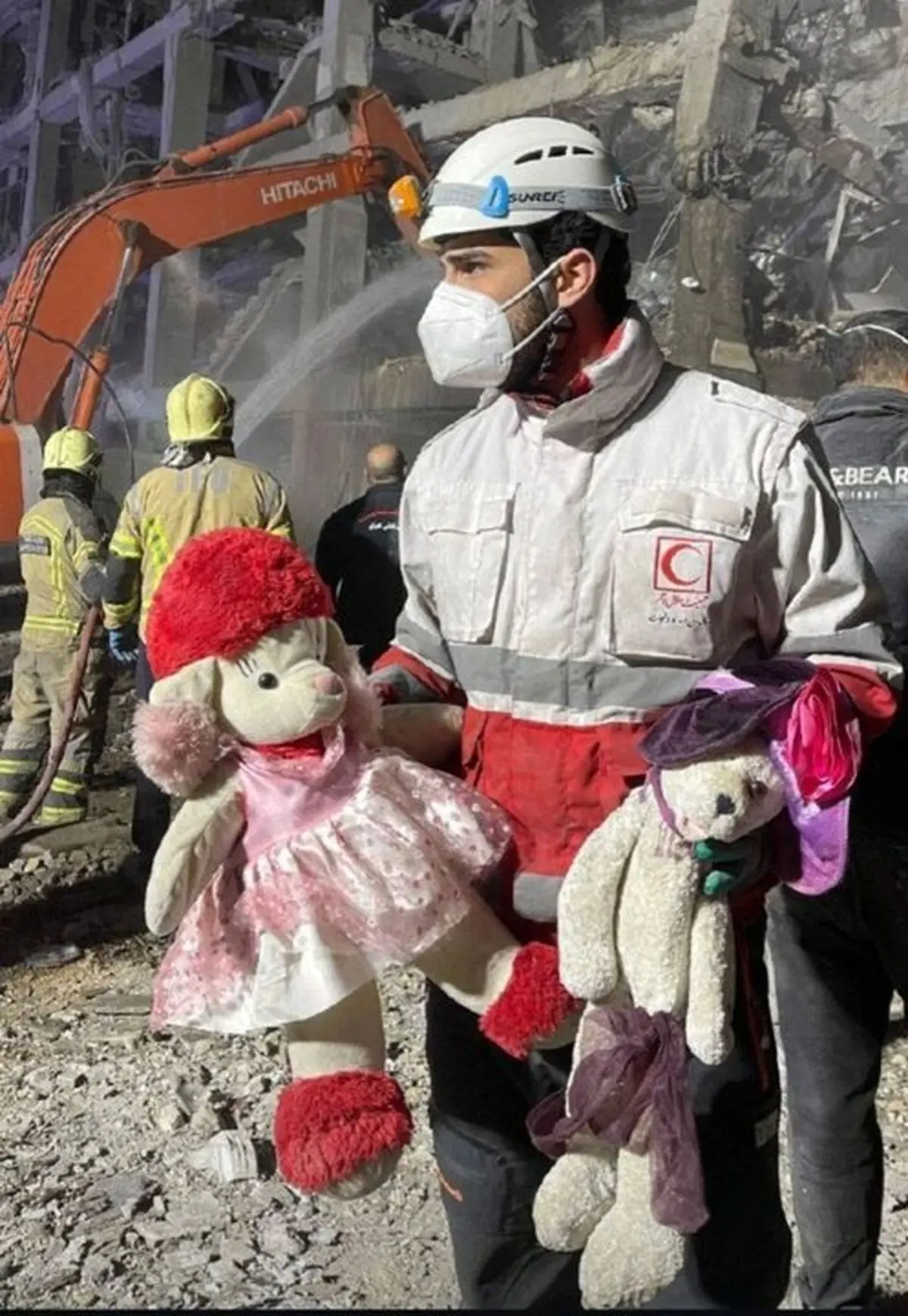 داستان عکس معروف در میان آوارها در محله رسالت تهران