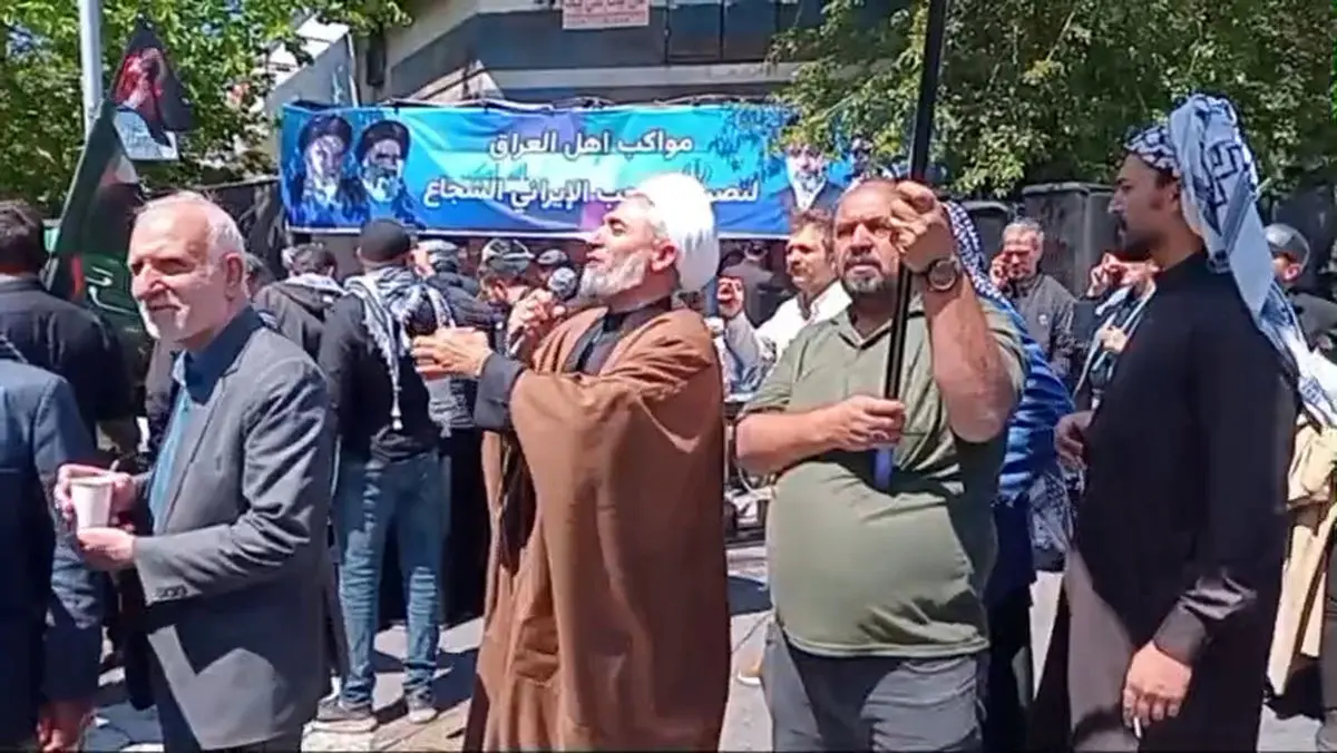  موکب عراقی‌ها در مسیر عزاداری اربعین رهبر شهید+ فیلم