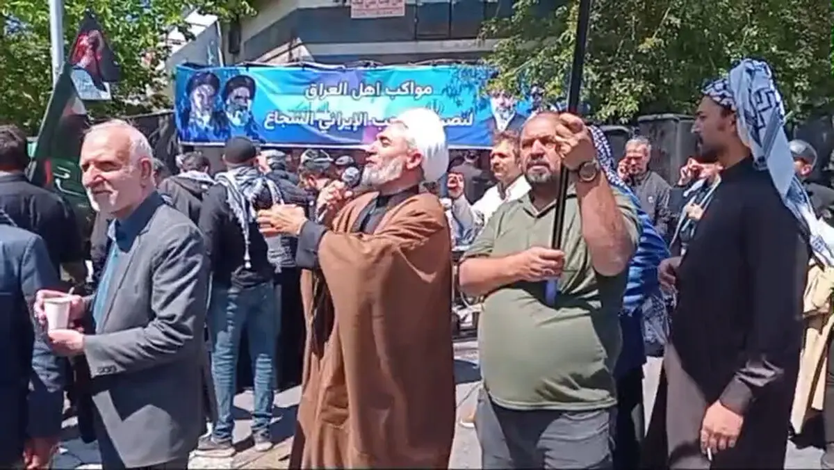  موکب عراقی‌ها در مسیر عزاداری اربعین رهبر شهید+ فیلم