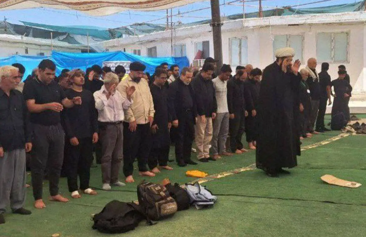 حضور عراقچی در نماز جماعت یکی از مواکب اربعین 