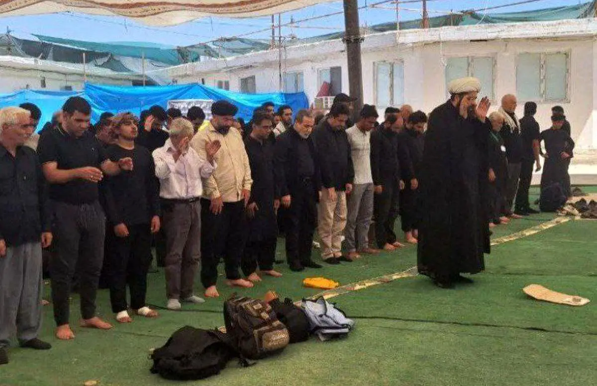 حضور عراقچی در نماز جماعت یکی از مواکب اربعین 