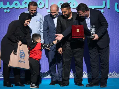 اهدای دو نیسان آبی در "آیین نکوداشت فرهنگ ایثار و حمایت از خانواده"