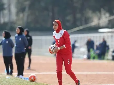 ملیکا متولی:به دنبال آن هستیم که در 6 بازی باقی مانده صدرنشین شویم/ تمرکزم روی موفقیت تیم است و گل‌هایم را شمارش نکردم