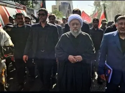 حضور آیت‌الله آملی لاریجانی در مراسم تشییع رهبر شهید انقلاب و خانواده ایشان