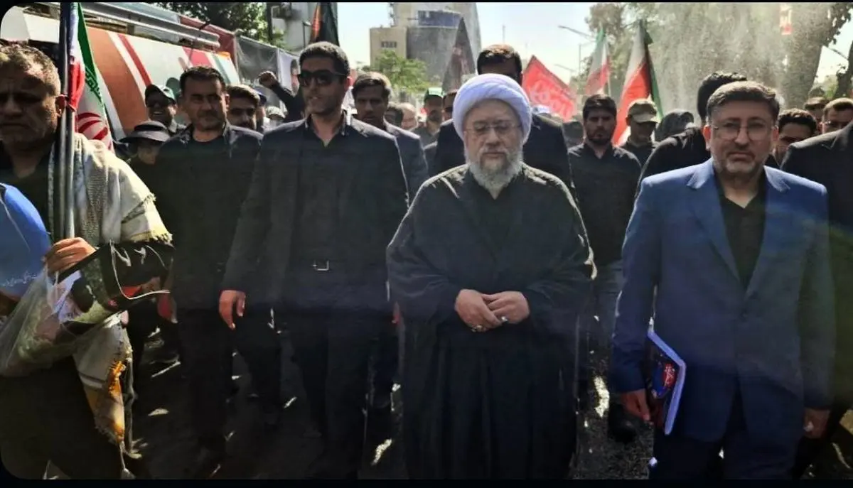 حضور آیت‌الله آملی لاریجانی در مراسم تشییع رهبر شهید انقلاب و خانواده ایشان