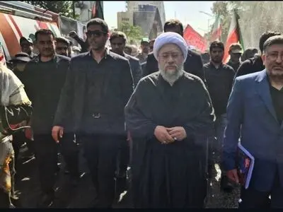 حضور آیت‌الله آملی لاریجانی در مراسم تشییع رهبر شهید انقلاب و خانواده ایشان