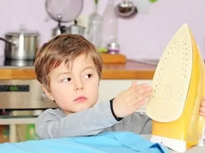 خطرات پنهان اتو برای کودکان را جدی بگیرید