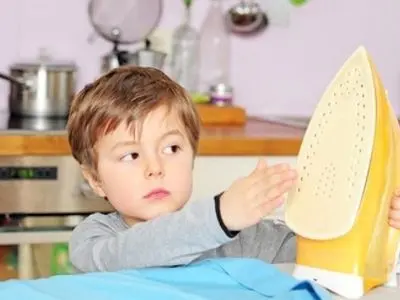 خطرات پنهان اتو برای کودکان را جدی بگیرید