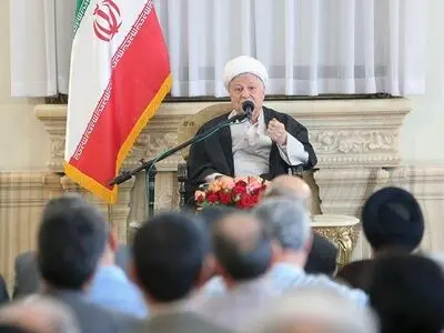 تاریخ کشور را با اهداف سیاسی تحریف می‌‌کنند/ نباید از حرف‌ اقلیت‌ پرهیاهو رنجید