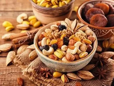 افراد چاق مجاز به مصرف چه نوع آجیل‌هایی هستند؟/ تدابیر رهایی از علایم گرمی تنقلات/ مصرف آجیل برای این افراد ضروری است