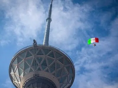 پرش چتربازان ناجا از برج میلاد
