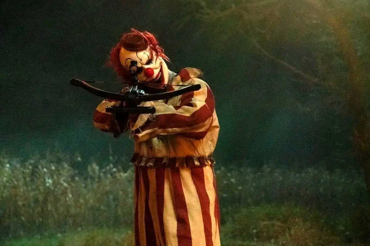 نقدی بر فیلم clown in a cornfield + داستان