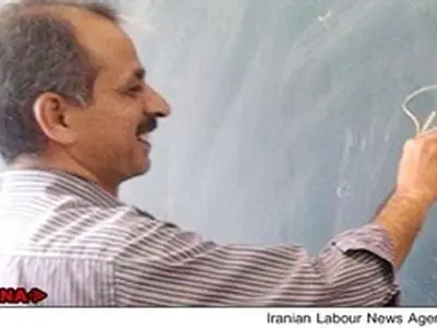 حضور هزاران نفر در مراسم تشییع پیکر معلمی که توسط شاگردش به قتل رسید